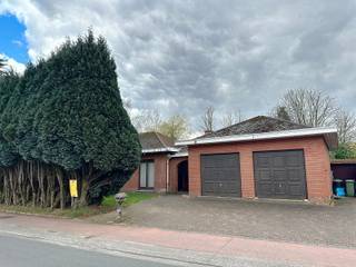 Bent u op zoek naar een ruime bouwgrond op een toplocatie? Deze centraal gelegen grond van 1.485 m² biedt tal van mogelijkheden!✨ Ideaal voor twee à...