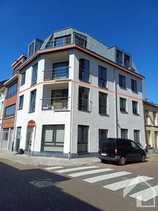 <p><span>A beautiful and bright apartment on the second floor of a small, modern apartment building (without an elevator), located in the center of Lier.</span></p><p><span>The layout is as follows: entryway with a separate guest restroom, open living area with large windows. There is a terrace at the front. The kitchen is fully equipped. The apartment has 3 bedrooms. The master bedroom features a separate shower. The bathroom is equipped with a bathtub/shower and a sink with vanity cabinet. There is also an additional terrace at the back. No additional fixed costs. Are you looking for a move-in-ready apartment? Don’t hesitate—schedule your visit today. Sign up for a viewing via our website: www.immomk.be. We’d be happy to assist you!</span></p>