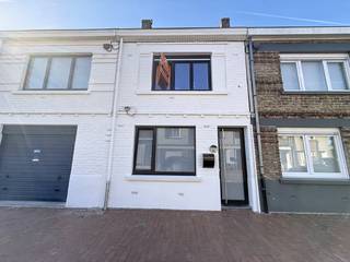 Deze verder op te frissen woning met veel potentieel is centraal, maar rustig gelegen te Nieuwpoort-Stad.De woning beschikt over een inkomhal, een...