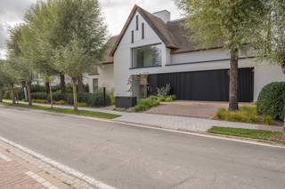Exclusieve nieuwbouwvilla nabij de Kalfsmolen – Luxe, rust en open zichtenOp een rustige, groene locatie aan de rand van Het Zoute, vlak bij de...