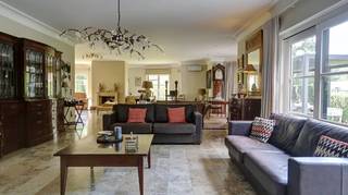 Residentieel gelegen zeer ruime standingvolle villa op een perceel van 29 are 42 ca met mooie aangelegde tuin, verwarmd openluchtzwembad en ruime terrassen. Gelegen nabij golf en meerdomein.<br />Omvat: volledig onderkelderd met garage voor 5-tal wagens, hobbyruimtes, bergkelders, ingerichte wijnkelder.<br />Gelijkvloers: ruime inkomhal met bureelruimte, wc, zeer ruime living van 116m² met inbouwhaard, volledig recente ingerichte keuken, orangerie, berging, wasplaats, 2de wc, garage.<br />Eerste verdieping: 5 slaapkamers met parket (waarvan 1 met aanpalende dressing en badkamer), 2 bad-douchekamers.<br />Op de 2de verdieping: zeer ruime zolder van 156m² met mogelijkheid tot inrichten hobby- of speelruimte of slaapkamers.<br />Bouwjaar 1993. CV met mazout. Ki: 5.614 euro.<br />EPC: 157 kWh/m² - energielabel B -UC: 33334361-RES-3. <br />Airco aanwezig in living, keuken en slaapkamers.<br />De woning is asbestveilig volgens het asbestinventarisattest.<br />Recente ruime lift voor kelder, gelijkvloers en 1ste verdieping.<br />Totale vloeropp: 560m² + 156m² op 2de verdieping + 360m² kelders.<br />Stedenbouwkundige vastgoedinfo: woonpark = residentieel woongebied - vergunning uitgereikt - verkavelingsvergunning - geen voorkooprecht ruimtelijke ordening - geen rechterlijke herstelmaatregel of bestuurlijke maatregel opgelegd.<br />Niet overstromingsgevoelig - gebouwscore A - perceelscore A.<br />