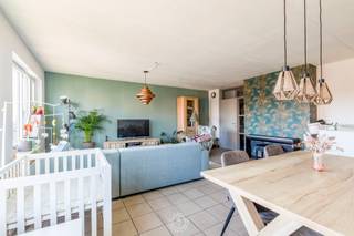 Bent u op zoek naar een veelzijdige woning met uitstekende bereikbaarheid in Lokeren? Dan is deze ruime bel-etage woning precies wat u zoekt!...