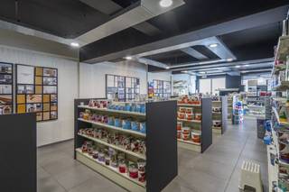 Handelspand van ca. 240 m² te huur in Wevelgem. Door de ligging geniet het pand van voldoende visibiliteit. Specificaties:- handelsgelijkvloers...