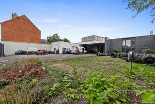 Bedrijfsgebouw te koop op een topligging met uitstekende visibiliteit, gelegen langs en toegankelijk via 2 verschillende straten, namelijk de Schaarbeeklei en de Harensesteenweg. <br /><br />Het gebouw bestaande uit een toonzaal langsheen de Schaarbeeklei met een oppervlakte van 375m². De beschikbare opslagruimte heeft een oppervlakte van +/- 1.135m² alsook achteraan parking/buitenruimte van +/- 650m² (dewelke uitgeeft op de Harensesteenweg). De totale grondoppervlakte bedraagt 2.278m².<br /><br />Voor meer informatie en/of een bezoek ter plaatse, aarzel niet contact te nemen met Structura.biz op het nummer 02/462.32.00!