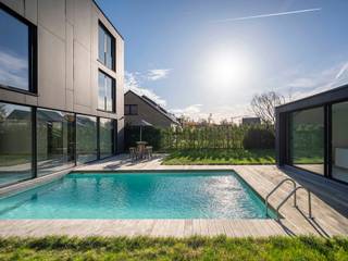 Located at the end of a cul-de-sac, this modern villa offers +- 550 sqm of luxury living space spread over four levels, with a focus on the highest level of finishing and technology. Designed with a perfect balance between luxury, comfort and sustainability, the house features a wide range of high-end amenities.<br /><br />The house welcomes you into a spacious entrance hall, which provides access to the open and bright living and dining areas. Large windows provide an abundance of natural light and connect the interior with the green garden with swimming pool. The kitchen is still fully self-selectable which offers possibility of finishing to your own preference. On the first floor are three spacious bedrooms and a bathroom. On the second floor is the master suite with dressing room, bathroom with jacuzzibath and sittingroom or office. The ground floor features a spa with Tylo sauna, through the Plexiglas window the bottom of the pool is visible which provides extra light.<br /><br />Additional: demotics, 30 solar panels, geothermal heating and cooling, security cameras, two ventilation systems, electric charging station in garage, <span>AI-generated interior design photos – Sotheby’s Realty</span><span>.</span><br /><br />Strategically located in Willebroek, the property offers fast connections to Brussels and Antwerp, both via motorway and public transport. Shops, schools and recreation are within easy reach.<br />
<p>For more information and a viewing, please contact Merva Marasligil on +32 (0) 484 96 35 94.</p>