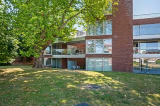 <p><span>Très joli appartement spacieux avec une chambre et une grande terrasse avec vue sur le jardin et l'étang commun comprenant un hall, un coin buanderie, une grande pièce de vie avec coin cuisine, une salle de bains équipée. Cet appartement est conçu pour PMR.</span></p>