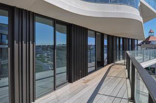 Description<br />Appartement élégant avec spacieuse terrasse ensoleillée situé dans la résidence The Tower.<br /><br />Ce bel appartement avec une grande terrasse orientée au soleil se situe dans la prestigieuse résidence The Tower. Il se compose d’un séjour lumineux avec une cuisine ouverte entièrement équipée. Tant le séjour que les deux chambres spacieuses donnent directement accès à la terrasse ensoleillée, offrant une agréable sensation de vie intérieur-extérieur.<br /><br />Les chambres disposent d’armoires encastrées et chacune possède sa propre salle de bains ou salle de douche. L’appartement comprend également un débarras séparé avec raccordement pour une machine à laver ainsi qu’un WC invités.<br /><br />Le séjour et les chambres sont finis avec un élégant parquet en chevrons, apportant une atmosphère chaleureuse et raffinée à l’appartement.<br /><br />Une cave privative et des emplacements pour vélos sont disponibles dans la résidence.<br />Possibilité d’acquérir un emplacement de parking dans l’immeuble.