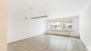 <p><span>Ground-floor apartment in an excellent location, within walking distance of the Rubensplein, the shops and the sea. The layout comprises a spacious and bright living and dining area with an adjoining semi-open kitchen. The apartment features two bedrooms, both with built-in wardrobes and an adjoining bathroom.</span></p>
<p><span>A spacious apartment with plenty of potential, ideal for renovating entirely to your own taste. Contact Knokke Real Estate for more information or to arrange a viewing.</span></p>