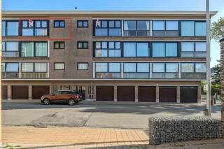Prachtige studio te koop in het centrum van Middelkerke vlakbij het park. De studio bevindt zich op de derde verdieping van de residentie "Algarve", Koninginnelaan 31b en is zeer centraal gelegen in de directe omgeving van winkels, het park, de Zeedijk, openbaar vervoer en het casino.<br /><br />Indeling: <br />- inkomhall <br />- leefruimte (19m²)<br />- ingerichte keuken voorzien van o.a. frigo met vriesvak, oven en kookplaat met dampkap<br />- badkamer met douche, lavabo meubel en spiegelkast<br />- apart toilet<br />- berging<br /><br />Pluspunten: <br />- dakisolatie conform <br />- nieuwe lift<br />- gemeenschappelijke fietsenberging<br />- nieuwe pvc ramen<br />- Zuid-West georiënteerd<br />- op wandelafstand van zeedijk en winkels<br />- uitzicht op het park<br />- vlakbij openbare parking<br />- conform elektriciteitsattest<br /><br />Bent u op zoek naar een centraal gelegen gerenoveerde studio te koop te Middelkerke? Aarzel niet en leg vandaag nog uw bezoek vast! <br /><br />Bestuursmaatregelen in het maatregelenregister: nee