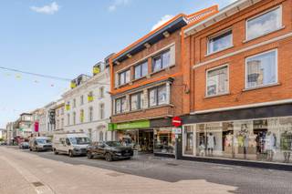 Lichtrijk en ruim 2-kamer appartement vernieuwd in 2019 ! Een zeer ruime leefruimte met aansluitend een open keuken van samen maar liefst 52m². Praktische berging en toilet. Terras achteraan van 12m². Op het verdiep 2 grote slaapkamers van 19,9m² en 17,3m² en ruime badkamer met lavabomeubel, inloopdouche en nachttoilet. Kelderberging inbegrepen bij aankoop. Mogelijkheid tot aankoop van privatieve openluchtparkeerplaats. Momenteel verhuurd maar mits opzegtermijn, vrij voor eigen bewoning zonder schadevergoeding. Bel 09 328 57 78 of surf naar JUNOVASTGOED.BE voor virtuele rondleiding, documenten,...