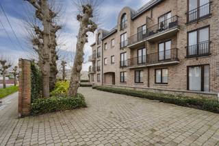 Gelijkvloers: - inkomhal met toilet- leefruimte met grote raampartijen- ruim terras met zicht op de Leie- ingerichte keuken met praktische berging- volwaardige slaapkamer met maatkasten en toegang tot ensuite badkamer (lavabomeubel, ruime douche en ligbad)1°V.: - 2 extra slaapkamers met maatkasten (ideaal als hobbykamer, logeerkamer,...)- apart toiletHet appartement beschikt bovendien over een ondergrondse autostaanplaats en een kelderberging, die verplicht aan te kopen zijn voor een vaste prijs van €30.000.Troeven:- Prachtig zicht op de Leie- EPC B! - Aanwezigheid ondergrondse parking en kelderberging- Centrale ligging in Kortrijk- Aanwezigheid van aircoMeer info of interesse in een bezoek ter plaatse? Neem contact op met Sarah - 0493 25 46 80 - sarah.hanson@dewaele.com