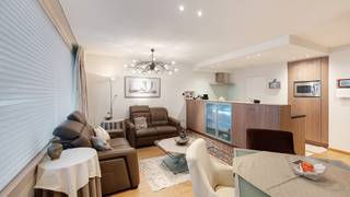 Op een toplocatie, vlak bij alle commerciële voorzieningen én op een steenworp van zee en strand, vindt u dit instapklare appartement met...