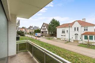 <p><strong>De Panne – Dumontwijk: Gerenoveerd en instapklaar gelijkvloers 2-slaapkamerappartement met zonneterras!</strong><br /> </p>

<p>In de charmante en historische Dumontwijk van De Panne, op slechts enkele stappen van zee en het centrum, bevindt zich dit gerenoveerd gelijkvloers appartement met twee volwaardige slaapkamers. Gelegen in residentie Ten Anker combineert dit eigendom een rustige ligging met een uitstekende zuidoriëntatie en maximale lichtinval.<br /> </p>

<p>Bovendien bestaat de mogelijkheid tot aankoop van een garage in de residentie voor een meerprijs van €45.000.<br /> </p>

<h3><strong>Indeling</strong></h3>

<p>Inkomhal, twee volwaardige slaapkamers, een badkamer met ligbad, een apart toilet en een praktische berging, een volledig ingerichte keuken en een ruime, lichtrijke woonkamer die toegang biedt tot de zonnige terrassen.<br /> </p>

<h3><strong>Troeven</strong></h3>

<ul><li>
	<p>Gerenoveerd en volledig instapklaar</p>
	</li><li>
	<p>Gelijkvloerse ligging met zonnige terrassen</p>
	</li><li>
	<p>Gelegen in de rustige en historisch waardevolle Dumontwijk</p>
	</li><li>
	<p>Op wandelafstand van zee, duinen en het commerciële centrum<br />	 </p>
	</li></ul>

<p><strong>Meer informatie? Contacteer Frederick via 058/22.41.70.</strong></p>