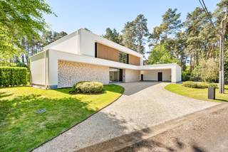 Cette villa exceptionnelle et économe en énergie (E-peil 6) est située dans une impasse à distance de marche du centre de Lichtaart. Cette...