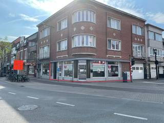 <strong>Willebroek: Handelsruimte met topzichtbaarheid te huur</strong><br /><br />Op zoek naar een handelsruimte op een centrale locatie in Willebroek?<strong> </strong>Deze commerciële ruimte biedt een uitstekende basis voor uiteenlopende activiteiten. Dankzij het brede vitrineraam beschikt het pand over een goede zichtbaarheid, wat extra aandacht trekt van voorbijgangers en potentiële klanten.
<p>Het pand zelf is eenvoudig ingericht en kan met wat aanpassingen volledig naar eigen smaak en behoeften worden ingericht. De ligging in het centrum zorgt bovendien voor een vlotte bereikbaarheid, zowel met de wagen als met de fiets.</p>
<strong>Indeling:</strong><br /><br />Gelijkvloers: handelsruimte - toilet - keuken - berging/technische ruimte - buitenruimte<br /><br /><strong>Ligging:</strong><br /><br />Deze polyvalente ruimte is ideaal gelegen in het centrum van Willebroek. De invalswegen richting Brussel en Antwerpen zijn op slechts enkele minuten rijden.
