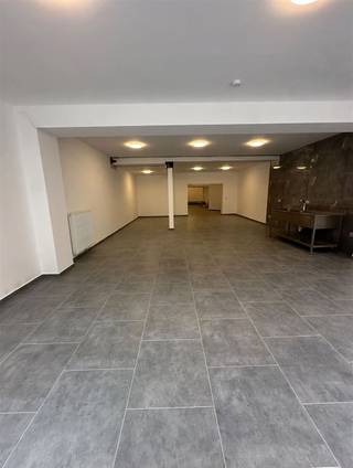 Op zoek naar een commerciële ruimte op een goed bereikbare locatie in Ninove? Dit handelspand beschikt over een ruime handelsoppervlakte van circa 170 m² en biedt tal van mogelijkheden voor retail, dienstverlening, horeca of andere commerciële activiteiten.Dankzij de ligging geniet het pand van een goede visibiliteit en bevindt het zich op korte afstand van winkels, horeca, openbaar vervoer en diverse andere voorzieningen.Een belangrijk bijkomend voordeel is het uitstekende EPC-label A.Voor wie horeca wenst uit te baten, is er bovendien reeds een vergunning aanwezig.Een veelzijdig handelspand met een ruime oppervlakte, een centrale ligging en verschillende commerciële mogelijkheden.
