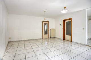 Voor wie op zoek is naar een woonst die hij volledig naar eigen smaak kan renoveren, is dit appartement met 2 slaapkamers in het hart van Tongeren...