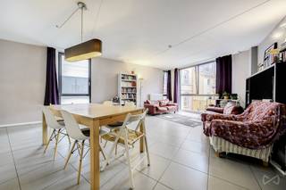 Info en bezoeken - 02 315 51 71<br />Ideaal gelegen in een van de meest gewilde wijken van Brussel, vlak naast de Louizalaan, biedt We Invest u dit prachtige, lichte appartement van ongeveer 68 m² aan. Deze recente woning, perfect voor een jong koppel, heeft een optimale indeling. Zodra je binnenkomt, word je verleid door de grote woonkamer/open keuken van 42 m², badend in natuurlijk licht dankzij de grote ramen. De ingerichte keuken past harmonieus in deze gezellige ruimte. De hoofdslaapkamer van ongeveer 15 m² biedt een rustige en aangename omgeving. Voor extra gebruiksgemak grenst de badkamer aan de slaapkamer. Een apart toilet maakt het appartement compleet. De energieprestaties zijn uitstekend (EPB: B). Er is net een gloednieuwe verwarmingsketel geïnstalleerd. Elektriciteit conform. Kelder inbegrepen. Parkeerplaats beschikbaar (+€30.000). Een zeldzame woning, wachtend om ontdekt te worden!