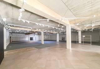 Groot handelspand van ongeveer 980 m² aan de Ring van Turnhout met grote publieke parkingHet winkelpand is gelegen aan de Papenbruggestraat, naast...