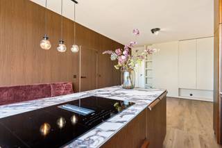 <p><span>Stijlvol gerenoveerd drie slaapkamer appartement met adembenemend zicht over Antwerpen </span></p><p><span> </span></p><p><span>OMGEVING</span></p><p><span>Gelegen aan de gegeerde Kruishofstraat in Antwerpen bevindt zich dit uitzonderlijk gerenoveerde appartement op een toplocatie. De omgeving combineert rust en residentieel wonen met een uitstekende bereikbaarheid naar Antwerpen centrum en de belangrijkste invalswegen. Winkels, scholen en openbaar vervoer bevinden zich op wandelafstand, wat zorgt voor uiterst comfortabel en praktisch dagelijks leven.</span></p><p><span> </span></p><p><span>INDELING</span></p><p><span>Dit hoogwaardige appartement van ca. 100 m² werd tot in de kleinste details vernieuwd met een uitgesproken focus op kwaliteit, afwerking en esthetiek. </span></p><p><span> </span></p><p><span>Via de inkomhal betreedt u de lichtrijke leefruimte waar ruimte en licht perfect samenkomt en die naadloos overgaat in een stijlvolle open keuken. Deze vormt het hart van de woning en is uitgerust met kwalitatieve toestellen en verfijnde, duurzame materialen. Het geheel straalt klasse en harmonie uit, versterkt door de maatkasten die zorgen voor een elegant interieur met maximale opbergruimte.</span></p><p><span> </span></p><p><span>Verder beschikt het appartement over drie volwaardige slaapkamers. De luxueus afgewerkte badkamer werd ingericht met oog voor detail en voorzien van hoogwaardige marmerlook en kwalitatief sanitair. Het sanitair is apart voorzien met een handenwasser.</span></p><p><span> </span></p><p><span>Daarnaast beschikt het appartement over een terras waar u in alle rust kan genieten van een open en weids uitzicht over de stad.</span></p><p><span> </span></p><p><span>BIJZONDERHEDEN</span></p><p><span>- Totaal renovatie met hoogwaardige materialen en verfijnde afwerking </span></p><p><span>- Bewoonbare opp. volgens EPC ca. 100 m²</span></p><p><span>- Drie volwaardige slaapkamers</span></p><p><span>- EPC label B (energiezuinig)</span></p><p><span>- Elektrische installatie volledig conform</span></p><p><span>- Asbestvrij</span></p><p><span>- Twee terrassen met open en weids uitzicht </span></p>