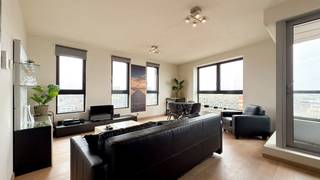 <p>Gemeubeld appartement van ca. 88 m² op de 10de verdieping van residentie ‘London Tower’, met een spectaculair uitzicht over de skyline van Antwerpen, het MAS, de Schelde en de haven.<br /><br />Het modern ingerichte appartement is netjes afgewerkt met een doorlopende eikenparketvloer. De ruime leefruimte geniet dankzij de kamerhoge raampartijen van een prachtige lichtinval en sluit aan op de open keuken, uitgerust met kookplaat, oven, microgolfoven, vaatwasser, koelkast en diepvriezer.<br /><br />Via het inpandige terras geniet u optimaal van het unieke uitzicht.<br /><br />De lichte masterbedroom beschikt over een dressingkast. De tweede slaapkamer is ideaal als gastenkamer. De badkamer is voorzien van een inloopdouche en lavabomeubel met spiegelkast. Verder zijn er een apart gastentoilet en een praktische berging met wasmachine en droogkast.<br /><br />Een private kelderberging en autostaanplaats zijn inbegrepen in de huurprijs.<br /><br />Gemeenschappelijke lasten, verwarming, elektriciteit, water en internet-TV: €450/maand.<br /><br />Ook mogelijkheid tot onbemeubeld huren. <br />Onmiddellijk beschikbaar.</p>