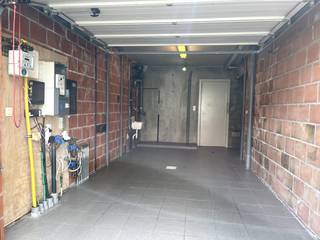 Deze charmante bebouwing met 3 slaapkamers op Warandestraat 28 in Waregem biedt een uitstekende woongelegenheid. Met een bewoonbare oppervlakte van 160m² (grondopp. 238m2) en een gunstige EPC-score B, is dit huis zowel energiezuinig (140kWh)als ruim. De woning beschikt over een lichte leefruimte met grote raampartijen die uitkijken op de tuin, en een half open functionele keuken.<br />De woning werd in 2009 door Groep Huyzentruyt nv gebouwd en heeft een KI van 697€ en wordt door een gasketel verwarmd.<br /><br />De keuken is voorzien van de nodige toestellen en biedt voldoende kastruimte. Op de verdieping bevinden zich de badkamer met douche en ligbad en drie slaapkamers, die elk voldoende ruimte bieden voor een comfortabel verblijf. Slaapkamers en badkamer hebben pvc rolluiken en de woning heeft een handige zolderruimte. De woning is instapklaar en biedt de perfecte basis om er uw droomwoonst van te maken vlakbij het centrum van Waregem en op 5 minuten rijden van de oprit E17.<br /><br />De tuin, toegankelijk via twee schuiframen (één in de keuken en één in de living), is een aangename buitenruimte met terras voorzien van een terras overkapping en veel groen met oa prachtige wijnranken. <br />De tuin is toegankelijk via een Bekaert poortje in de Zagerijstraat. Een garagepoort aan de voorzijde van de woning geeft toegang tot een inpandige garage. Deze woning combineert comfort, functionaliteit en een aantrekkelijke EPC-score, wat het een interessante investering maakt.