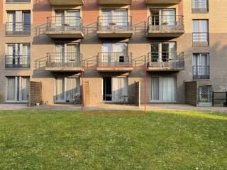<p>Dit gemeubeld appartement met groot terras is gelegen in de populaire en stijlvolle residentie “Eurogardens”, opgeleverd in 2007, op wandelafstand van "Diamand" en de Europese instellingen/Schuman. Deze instapklare studio, gesitueerd op de gelijkvloers verdieping, met een netto bewoonbare oppervlakte van 32 m², omvat een inkomhal, een gezellige woonkamer met een slaaphoek die toegang geeft tot het terras met een mooi zicht op de binnentuin, een volledige ingerichte Amerikaanse keuken en een badkamer met douche, toilet en een enkelvoudige wastafelkast. Het terras van 12.00 m² is gelegen op de rustige achterkant van deze goed onderhouden residentie. Provisie op de gemene kosten en privatief gebruik van water: 100€ per maand. Individuele teller voor elektriciteit en verwarming. Bijkomende pluspunten: de vlotte verbindingen met de kleine en grote Brusselse Ring, vlakbij de belangrijkste autosnelwegen E40 en E19 en videobewaking in alle inkomhallen. Kortom, de ideale uitvalsbasis voor stadsbewoners en expats! De residentie beschikt over twee fietsenlokalen, een vuilnislokaal met containers en videobewaking in alle inkomhallen. Maximaal 1 bewoner. Contacteer Frederik voor meer informatie of een (eerste) bezoek: frederik@immo-time.be</p>