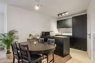 <p>Cet immeuble de petite taille, composé de seulement quatre appartements dont trois sont encore disponibles, offre une combinaison exceptionnelle de tranquillité, de performance énergétique et d’excellente accessibilité. Grâce à son excellent certificat PEB A+ et à ses très faibles charges communes, il constitue une opportunité idéale tant pour y vivre que pour investir.</p><p>L’appartement se compose d’un hall d’entrée, d’un séjour avec cuisine ouverte donnant accès à la terrasse, de deux chambres, d’un espace de rangement, d’une salle de bains et d’une toilette séparée.</p><p>L’immeuble dispose également d’un local à vélos, d’une cave et d’un local poubelles. Les emplacements de parking et les caves privatives peuvent être achetés séparément. Situé dans une rue calme, à proximité de toutes les commodités et à deux pas du ring ainsi que de Bruxelles, il bénéficie d’une mobilité optimale.</p><p>Tous les appartements sont actuellement loués et offrent un rendement intéressant. Les frais de raccordement sont à la charge de l’acheteur et l’achat est soumis au régime TVA de 21 %. Ce bien est idéal pour un investissement sans souci (+/- rendement de 4%) ou comme lieu de vie paisible.</p><p>Interessé? Contactez Morgane via morgane@woonvast.be ou au 0498 60 61 75.</p>