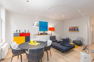 Dit recent gerenoveerd appartement is zeer centraal gelegen en ligt op enkele meters van de visserskaai, winkels, openbaar vervoer en de zeedijk van Oostende. <br /><br />De <u>indeling</u> is als volgt:
<ul>
	<li>Leefruimte met <strong>veel natuurlijk licht</strong></li>
	<li>Praktische <strong>open</strong> keuken</li>
	<li>Aparte berging met een <strong>vernieuwde ketel</strong></li>
	<li>Slaapkamer aan de <strong>achterzijde</strong></li>
	<li><strong>Vernieuwde</strong> badkamer met toilet en inloopdouche</li>
	<li>Uiterst<strong> ruim </strong>terras <strong><u>van 31m2</u></strong></li>
</ul>
Dit appartement is zowel geschikt voor tweede verblijf als voor vaste bewoners. <br /><br />Dit is een kleinschalig gebouw met slechts 3 appartementen en dus geen syndic kosten.<br />Gemeenschappelijke fietsenberging en vuilnisberging aanwezig. <br /><br />Aarzel niet en contacteer ons voor meer informatie of een bezoek ter plaatse op het nummer <strong>0495/57 45 30</strong> of <strong>manon.vn@caenen.be</strong>. <br /><br /> 