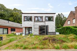 Deze energiezuinige woning vormt bijna een blanco canvas voor wie een huis graag esthetisch volledig naar eigen smaak afwerkt. De grote technische en energetische investeringen zijn reeds gebeurd, met onder meer een <strong>geothermische warmtepomp, vloerverwarming en 20 zonnepanelen</strong>, terwijl vooral de verdere inrichting en buitenaanleg nog ruimte laten voor een persoonlijke invulling. Grote raampartijen, royale leefruimtes en vijf slaapkamers maken het bovendien tot een bijzonder veelzijdige gezinswoning.<br /><br />De <strong>Cambeenboslaan</strong> ligt in een groene en residentiële woonomgeving. Het centrum en de winkelzone van Sint-Job liggen vlot binnen bereik, terwijl ook het kanaal en de omliggende natuur uitnodigen tot wandelen en fietsen. Tegelijk zorgen nabijgelegen verbindingswegen en openbaar vervoer voor een goede bereikbaarheid richting Antwerpen en de omliggende gemeenten.<br /><br /><strong>Indeling</strong><br />Via de ruime inkomhal met gastentoilet betreedt u de woning, met voldoende plaats om nog een royaal vestiairegedeelte te creëren.<br />Achteraan bevindt zich de ruime woonkamer, waar de vele en grote raampartijen zorgen voor een overvloed aan natuurlijk licht. Aansluitend liggen de eetruimte en de kwalitatieve open leefkeuken, die samen één aangenaam leefgeheel vormen met voortdurend zicht op de nog naar eigen wens aan te leggen tuin en het terras.<br /><br />Naast de eetruimte bevindt zich een praktische berging. Vooraan biedt een tweede, opvallend ruime polyvalente ruimte nog tal van mogelijkheden. Hier zijn de technieken en aansluitingen voor wasmachine en droogkast ondergebracht, maar dankzij de oppervlakte kan deze ruimte evengoed verder worden ingericht als fietsenberging, extra bureau of een combinatie van verschillende functies.<br /><br /><strong>Eerste verdieping</strong><br />Op de eerste verdieping bevinden zich maar liefst <strong>vijf slaapkamers en twee badkamers</strong>. De master bedroom beschikt over een eigen ensuite badkamer, waardoor een aangenaam en meer privaat slaapgedeelte ontstaat.<br /><br /><strong>Tuin</strong><br />Ook buiten krijgt de toekomstige eigenaar alle vrijheid om het geheel verder naar eigen smaak vorm te geven. De tuin en het terras moeten nog worden aangelegd en vormen daardoor letterlijk een blanco blad.<br />Tot slot beschikt de woning over een kruipruimte onder de volledige woning.<br /><br /><strong>Bijzonderheden</strong><br />Met een <strong>geothermische warmtepomp, vloerverwarming doorheen de woning, 20 zonnepanelen, vijf slaapkamers en twee badkamers</strong> is de technische basis bijzonder sterk; de verdere afwerking kan volledig worden afgestemd op de stijl en wensen van de nieuwe eigenaar.