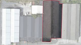Deze functionele magazijnruimte van 2.519 m² is uitgerust met 1 automatische sectionaalpoort en voorzien van een afzonderlijke toegangsdeur. De loods beschikt over een vrije hoogte van 4,60 m tot 6,50 m onder de nok en is onder meer voorzien van een betonvloer en verlichting. Geschikt voor diverse opslag-, productie- en ambachtelijke activiteiten.<br />De magazijnruimte maakt deel uit van een bedrijfscomplex met beschikbare oppervlaktes van ca. 600 m² tot 2.500 m² per unit.<br /><br />De site is gelegen op het industrieterrein Zuid in de Herderstraat te Tielt en geniet van een vlotte bereikbaarheid via de N35 en N37 naar onder meer Roeselare, Aalter en Deinze.<br /><br />Ruime parkeer- en manoeuvreerruimte op de grotendeels verharde site.<br />Mogelijkheid tot huren voor een korte termijn.<br /><br />Contacteer PANORAMA B2B voor bijkomende (technische) inlichtingen, plannen of een vrijblijvend plaatsbezoek op het nummer 050 300 800.