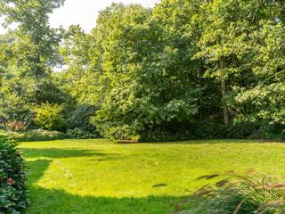 Dit discrete, op het zuiden en oosten gerichte perceel van ongeveer 68 are 39 centiares ligt in een rustige, groene, boomrijke omgeving in...