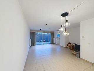 Gelijkvloers appartement te huur in het centrum van Jabbeke, gelegen in een rustige en aangename residentie. Bij het binnenkomen kom je terecht in...