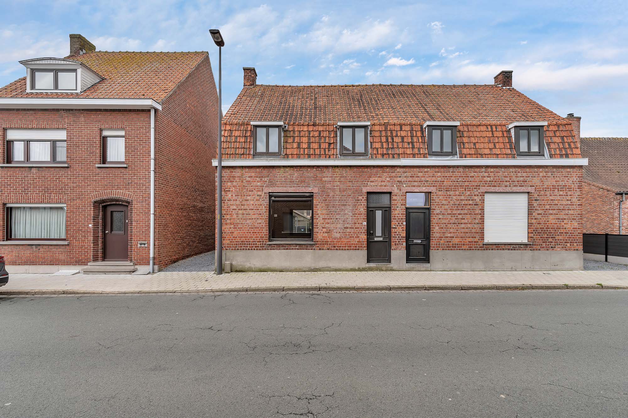 Te renoveren halfopen woning met veel potentieel - foto 1