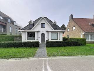 Deze goed onderhouden woning in Sint-Pieters biedt een praktische indeling en voldoende ruimte voor verschillende gezinsvormen. De ligging is...