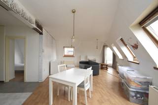 Op de tweede verdieping bevindt zich dit gezellig dakappartement.<br /><br />De leefruimte bestaat uit een living met open keuken. Aansluitend vind je een berging of wasplaats die extra opbergruimte biedt.<br /><br />Verder beschikt het appartement over<strong> twee slaapkamers.</strong><br />De tweede slaapkamer is geschikt als kinderkamer, bureau of logeerkamer en biedt plaats voor een enkel bed.<br /><br />De badkamer is uitgerust met een ligbad en lavabo en beschikt over een aansluiting voor een wasmachine.<br /><br />Verder is er een apart toilet aanwezig.<br /><br />Daarnaast beschikt het appartement over een <strong>eigen garage</strong>.<br /><br />Het appartement wordt verwarmd via centrale verwarming op gas en is voorzien van houten ramen met dubbele beglazing.<br /><br />Dankzij de <strong>gunstige ligging</strong> bevinden het centrum, winkels en scholen zich op korte afstand.<br /><br /><strong>Praktische informatie:</strong>
<ul>
	<li>Onmiddellijk beschikbaar</li>
	<li>Geen gemeenschappelijke kosten</li>
	<li>Huurwaarborg: 3 maanden huur (tbv € 2.145,-)</li>
</ul>
<br />Wens je graag een afspraak? Contacteer ons via 03/775.78.79.<br /> 
