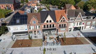 Nieuw bij Capston Real Estate: Heilig Hartplein 2 in Zele staat te koop, pal op de levendige Markt, voor €545.000. Deze commerciële topper...