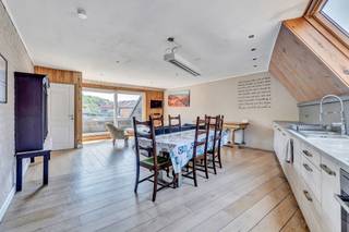 Voor meer info of een bezoek, bel 054 69 39 39 - Prachtig instapklaar en gerenoveerd triplexappartement (verdiepingen 1, 2 en 3) met maar liefst...