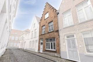 In de Sint-Gilliskerkstraat ligt deze charmante, te renoveren en typische Brugse stadswoning. De woning heeft een fantastische ligging in...