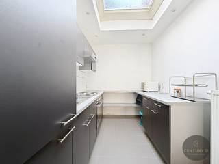 In een rustige straat op wandelafstand van het centrum, markt en het strand, vindt u deze ruime bel-étage woning met tal van mogelijkheden. De...