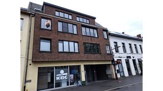 Een appartement gelegen op de tweede verdieping in het centrum van Rijkevorsel bestaande uit een woonkamer, keuken, 2 slaapkamers,...