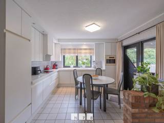 <span><strong>VRIJSTAANDE WONING MET 3 SLAAPKAMERS OP EEN PERCEEL VAN 8A71CA TE DILSEN.</strong><br /><br /><strong>TROEVEN</strong><br />- Vrijstaande woning met 3 slaapkamers, bureau en een royale zolderverdieping (met mogelijkheden).<br />- Ruim perceel van 8a71ca met volledig omheinde en aangeplante tuin.<br />- Inpandige garage met automatische sectionaalpoort en rechtstreekse toegang tot de woning.<br />- EPC-label F, maar met interessante mogelijkheid tot verbetering naar een indicatief EPC-label C mits zoldervloerisolatie.<br /><br /><strong>KELDERVERDIEPING</strong><br />- Inpandige garage (6,16m x 9,40m = 57,90m²): automatische secionaalpoort, luik naar kruipkelder, raampartijen, tegelvloer.<br />- Kelderruimte (4,20m x 4,00m = 16,80m²): spoeltafel, aansluiting wasmachine en droogkast, linnenkoker, deur naar tuin.<br /><br /><strong>GELIJKVLOERS</strong><br />- Inkomhal (3,25m x 3,16m = 10,27m²): glazen deur naar leefruimte, tegelvloer.<br />- Woonkamer (8,00m x 5,00m = 40,00m²): eetplaats, zithoek, schuifpui naar overdekt terras, tegelvloer.<br />- Keuken (4,45m x 3,60m = 16,02m²): onder- en bovenkasten, keramische kookplaat, dampkap, dubbele spoelbak, koelkast, microgolf, deur naar terras, tegelvloer.<br />- Toilet (1,40m x 1,00m = 1,40m²): zittoilet, lavabo, tegelvloer.<br />- Berging (2,90m x 2,80m = 8,12m²): inbouwkasten, deur naar kelder, tegelvloer.<br /><br /><strong>VERDIEPING +01</strong><br />- Bureau (5,30m x 2,75m = 14,58m²): deur/trap naar zolderverdieping.<br />- Nachthal (6,50m x 1,00m = 6,50m²): laminaatvloer.<br />- Badkamer (2,90m x 2,90m = 8,41m²): badkamermeubel (lavabo, lades, kolomkast), ligbad, douche, hangtoilet, wandbetegeling, tegelvloer.<br />- Slaapkamer 1 (2,82m x 4,00m = 11,28m²): laminaatvloer.<br />- Slaapkamer 2 (2,90m x 3,45m = 10,01m²): laminaatvloer.<br />- Slaapkamer 3 (4,00m x 4,00m = 16,00m²): inbouwkast, laminaatvloer.<br /><br /><strong>VERDIEPING +02</strong><br />- Zolderruimte (4,50m x 7,00m + 4,00m = 35,50m²): betonvloer.<br />- Zolderruimte (6,40m x 3,40m = 21,76m²): betonvloer.<br /><br /><strong>EXTERIEUR</strong><br />- Overdekt terras (3,60m x 3,30m = 11,88m²): terrastegels.<br />- Terras (4,70m x 5,30m = 24,91m²): terrastegels.<br />- Volledig omheindeen aangeplante tuin.<br />- Tuinhuis.<br /><br /><strong>EXTRA INFORMATIE</strong><br />- Dit pand kan onderhevig zijn aan de renovatieverplichting die door de Vlaamse overheid wordt opgelegd voor residentiële gebouwen. Alle informatie kunt u terugvinden via https://www.vlaanderen.be/een-woning-kopen/renovatieverplichting-voor-residentiele-gebouwen-vanaf-2023.<br />- De woning beschikt momenteel over een EPC met energielabel F. Er is tevens een EPC-simulatie beschikbaar waaruit blijkt dat, mits het aanbrengen van zoldervloerisolatie, het EPC-kengetal aanzienlijk kan worden verbeterd tot een indicatief energielabel C. Deze ingreep kan naar schatting met een investering van circa € 1.200 en enkele uren werkzaamheden worden gerealiseerd. De vermelde kostprijs en het gesimuleerde energielabel zijn indicatief en afhankelijk van de concrete uitvoering.<br /><br />Bekijkt u deze advertentie via een aanverwante vastgoedsite, surf dan zeker naar onze website www.N78vastgoed.be voor een uitgebreide beschrijving en foto's. Meer info: +32 (0)89 86 18 88 of info@N78vastgoed.be.</span>