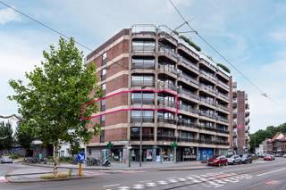 Dit lichtrijke hoekappartement op de derde verdieping combineert ruimte, comfort en een ideale ligging. De gezellige woonkamer baadt in het licht...