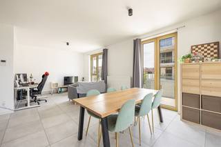 <p><span>Ontdek dit recente appartement (2022) in een moderne woonwijk vlak bij het station van Herent. Het appartement bevindt zich op de eerste verdieping en is zowel met de trap als met de lift vlot toegankelijk.</span></p><p><span>Binnenkomen doe je via de inkomhal, die de verschillende ruimtes met elkaar verbindt. De ruime, lichtrijke leefruimte met zithoek, eetplaats en open keuken vormt het hart van dit appartement. De keuken met kookeiland is volledig uitgerust met de nodige toestellen: inductiekookplaat, frigo, combi-oven microgolf, vaatwasser, wastafel en kastruimte. Aansluitend vind je een handige berging met aansluiting voor wasmachine en droogkast.</span></p><p><span>De leefruimte geeft toegang tot een gezellig terras van 10 m², perfect om buiten te ontspannen. Daarnaast beschikt het appartement over een apart gastentoilet, een stijlvolle badkamer met regendouche, dubbele wastafel en handdoekradiator, én een ruime slaapkamer.</span></p><p><span>Extra troeven zijn de ondergrondse autostaanplaats, privatieve kelderberging en een persoonlijke fietsenstalling.</span></p><p><span>Het appartement is momenteel verhuurd, wat het ook interessant maakt als opbrengsteigendom.</span></p><p><span>Ben je op zoek naar een instapklaar en recent appartement in Herent, of naar een slimme investering? Boek snel je bezoek via 016 15 31 15 of info@immolivit.be</span></p>