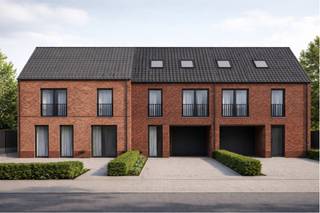 Ruim Nieuwbouwwoning met carport en fietsenberging ! <br /><br />Indeling : Inkomhal , apart toilet , woonkamer met open keuken , berging .<br />Verdiep : nachthal , 3 slaapkamers , badkamer , apart toilet , berging .<br />2de verdiep waar nog een 4de slaapkamer en zolderkamer mogelijk is . <br /><br />Carport met fietsenberging . <br /><br />Woning voorzien van vloerverwarming met warmtepomp , ventilatiesysteem , zonnepanelen , regenwaterrecuperatie . <br /><br />Plannen en lastenboek te downloaden op onze website . <br /> 