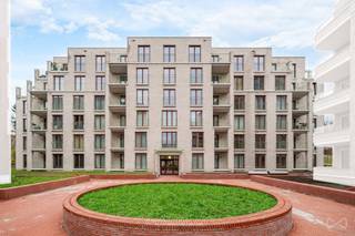 Telefoon: 02 318 18 08 - Het Quincy Project is gelegen op de site van Tour & Taxis als onderdeel van het Iconic Park Lane project. Het project werd ontworpen door architectenbureau noA, die samenwerkten met Sergison Bates en awg aan het concept en het ontwerp van Park Lane. Het gebouw telt 5 verdiepingen en 46 appartementen (1-2 & 3 slaapkamers), die allemaal ruime woonkamers bieden met een eersteklas afwerking, evenals prachtige terrassen met uitzicht op de tuinen van het project of het Tour & Taxis-park.<br />Het project is uitgerust met zonnepanelen, driedubbele beglazing en een regenwaterterugwinningssysteem, waardoor het de allerbeste energie-efficiëntie biedt.<br />Het is een gegarandeerde investering in een wijk die volledig op de schop gaat!