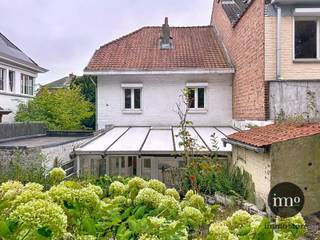 St-Agatha-Berchem : Gelegen in een MOOIE, RESIDENTIELE straat biedt IMMO STORE u deze PRACHTIGE KARAKTERVOLLE DRIEGEVEL aan met achteraan MOOIE GEZELLIG INGERICHTE TUIN op een perceel van 5a60. Ondanks dat de woning INSTAPKLAAR is, dringen een aantal RENOVATIEWERKEN zich op. Ze omvat op het gelijkvloers : de inkomhal, RUIME woonkamer met zithoek en INGERICHTE keuken. Beide geven uit op de veranda en hebben zicht op de TUIN. De verdieping telt 3 SLAAPKAMERS en een badkamer met DOUCHE. Een VASTE TRAP brengt ons naar de zolder waar een EXTRA SLAAPKAMER kan gecreëerd worden. Garage. +++ EPC 'G' of 651 +++ Interesse? Bel IMMO STORE voor een afspraak ter plaatse op 02 203 03 03.