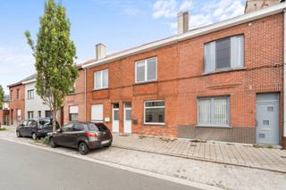 TE KOOP IN OOSTAKKER!<br /><br />Ben je op zoek naar een leuke woning met karakter en talloze mogelijkheden? Deze deels te renoveren woning biedt een stevige basis om jouw droomhuis te creëren! Gelegen in een rustige buurt, beschikt deze woning over een praktische indeling en een ruime tuin.<br /><br />Indeling:<br />Bij het betreden van de woning kom je binnen in een ruime hal die toegang geeft tot de verschillende leefruimtes. De gelijkvloerse verdieping omvat een ruime slaapkamer, een lichtrijke woonkamer, een keuken en een badkamer. Daar geniet je van veel natuurlijke lichtinval in de leefruimtes.<br />Op de eerste verdieping bevinden zich twee ruime slaapkamers. Op de zolderverdieping is er een mogelijkheid tot vierde slaapkamer.<br /><br />Buitenruimte:<br />De woning beschikt over een grote tuin waar je volop kunt genieten van buitenactiviteiten of rustig kunt ontspannen.<br /><br />De woning ligt in een rustige en zeer begeerde straat. Alle winkels, scholen en openbaar vervoer op wandelafstand.<br /><br />Voor meer informatie of een bezoek, contacteer Ilhan: 0489272072.