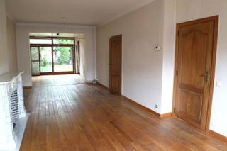 Deze goed onderhouden en hele lichte woning ligt centraal en toch rustig.
In de directe omgeving heb je mooie parken, openbaar vervoer, winkels, scholen en deelfietsen.
Antwerpen centrum en de belangrijkste invalswegen zijn makkelijk en snel te bereiken.
Het leuke voortuintje geeft je al direct een fijn gevoel. Dit is een gezellig huis!
De ruime living met een parketvloer en een mooie marmeren schouw biedt meer dan voldoende plaats om een toffe zithoek, een eetkamer en een speel- of leeshoek te creëren. Aansluitend heb je de ingerichte keuken. Van hieruit en vanuit het grote schuifraam in de woonkamer, kan je naar de mooie, volgroeide tuin met zelfs een mini vijvertje. Een perfecte plek om te genieten van de zon, de natuur, een apéritief, een BBQ enz…
Verder heb je in de hal nog een gastentoilet met handenwasser. Superpraktisch!
Op de verdieping zijn er 2 hele grote en 1 kleine slaapkamer. De kleinere kamer aan de voorkant kan je als dressing, bergruimte, bureau…inrichten.
Er is ook een “vintage” badkamer met ook hier een toilet, bidet, groot bad en 2 wastafels met bergmeubel.
Dit leuke huis heeft een renovatiebeurt nodig. Maar met wat liefde en goeie ideeën maak je hier een fantastische woonplek met leuke buitenruimte!
Wil je er nog een afgesloten garagebox bij? Dat kan! Om de hoek is deze beschikbaar. Optioneel bij aan te koop aan 30.000 Euro
Zin om in dit huis je eigen stempel te drukken en er een comfortabele thuis van te maken?
Contacteer ons op immo@dreambuilding.be of bel 0475-98 27 11 (Bie Franken)