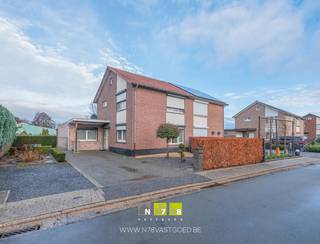 <span><strong>HALFVRIJSTAANDE WONING OP EEN PERCEEL VAN 13A07CA TE DILSEN-STOKKEM (LANKLAAR) <br /><br />TROEVEN<br /></strong>- Alle belangrijke voorzieningen in de buurt. Goede verbinding naar omliggende gemeenten!<br />- EPC-label D: geen renovatieverplichting.<br />- Diverse renovaties tussen 2019-2021: interieur, ramen & deuren, elektriciteit,...<br />- Rolluiken. <br />- Overdekt terras met zicht op de tuin. <br />- Volledig omheinde tuin.<br />- Diepe tuin aan de achterzijde van de woning. <strong><br /><br />KELDERVERDIEPING -01 (6,61m²): </strong>bergkelder. <strong><br /><br />GELIJKVLOERS (87,62m²)<br /></strong>- Inkomhal (6,61m²): trap naar verdieping +01, vestiaire, tegelvloer. <br />- Woonkamer (30,85m²): tegelvoer</span><br /><span>- Keuken (25,79m²): geïnstalleerd met onder- en bovenkasten, lades, keramische kookplaat, dampkap, vaatwasser, oven en microgolfoven, schuifraam naar overdekt terras, tegelvloer. <br />- Badkamer (10,22m²): badkamermeubel met dubbele lavabo, onderkast met lades, spiegelkast, kolomkast, ligbad en aparte douche, aansluitingen wasmachine en droogkast; wandbetegeling, tegelvloer. </span><br /><span>- Toilet (2,15m²): hangtoilet en lavabo, wandbetegeling, tegelvloer. </span><br /><span>- Berging (7,69m²): ruimte met diverse mogelijkheden, tegelvloer.</span><br /><span>- Sas (4,31m²): tegelvloer.</span><br /><br /><span><strong>VERDIEPING</strong> <strong>+01 (36,32m²)</strong></span><br /><span>- Overloop (2,34m²): trap naar verdieping +01, trap naar zolder, laminaatvloer.<br />- Toilet (3,49m²): hangtoilet en lavabo, wandbetegeling,tegelvoer.<br />- Slaapkamer 1 (11,71m²): laminaatvloer.<br />- Slaapkamer 2 (10,10m²): laminaatvloer.<br />- Slaapkamer 3 (8,68m²): laminaatvloer.<br /><br /><strong>BERGZOLDER VERDIEPING</strong> <strong>+02 | </strong>bereikbaar via zolderluik met vlizotrap. </span><br /><br /><span><strong>EXTERIEUR</strong></span><br /><span>- Overdekt terras met zicht op de tuin: tegelvloer. <strong><br /></strong>- Volledig omheinde tuin. <br />- Beklinkerde oprit<br /><br /><strong>RENOVATIES 2019-2021:<br /></strong>- Interieur<br />- Ramen en deuren<br />- Isolatie<br />- Verwarming en sanitair<br />- Elektriciteit<br />- Voegwerken<br /><br />Bekijkt u deze advertentie via een aanverwante vastgoedsite, surf dan zeker naar onze website <strong>www.N78vastgoed.be</strong> voor een uitgebreide beschrijving en foto's. <strong>Meer info: +32 (0)89 86 18 88 of info@N78vastgoed.be.</strong></span>